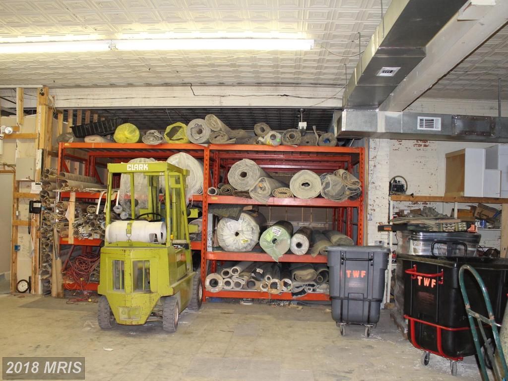 202 W Washington St, Charles Town, WV 25414